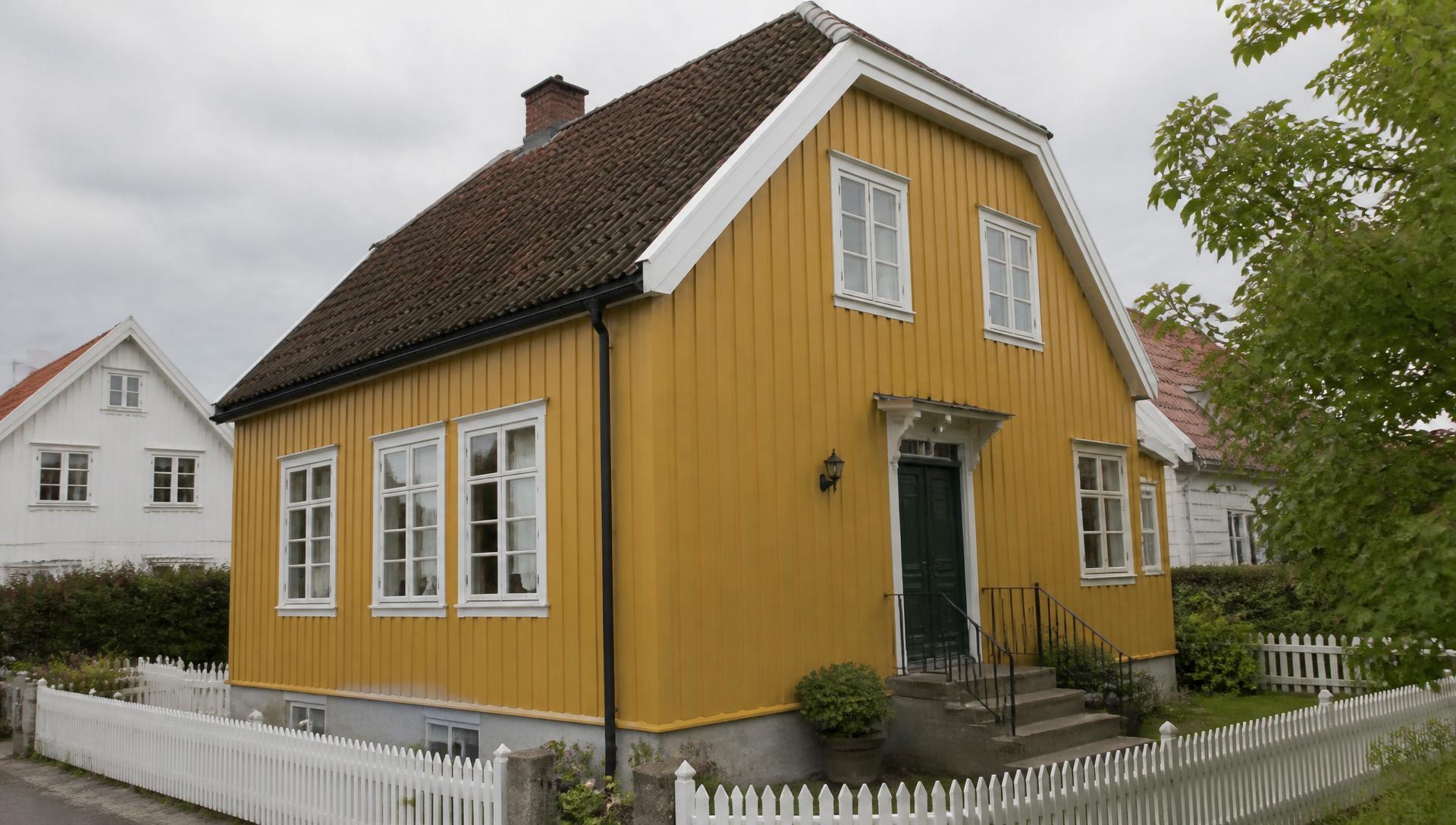 Maler i arbeid på trehus